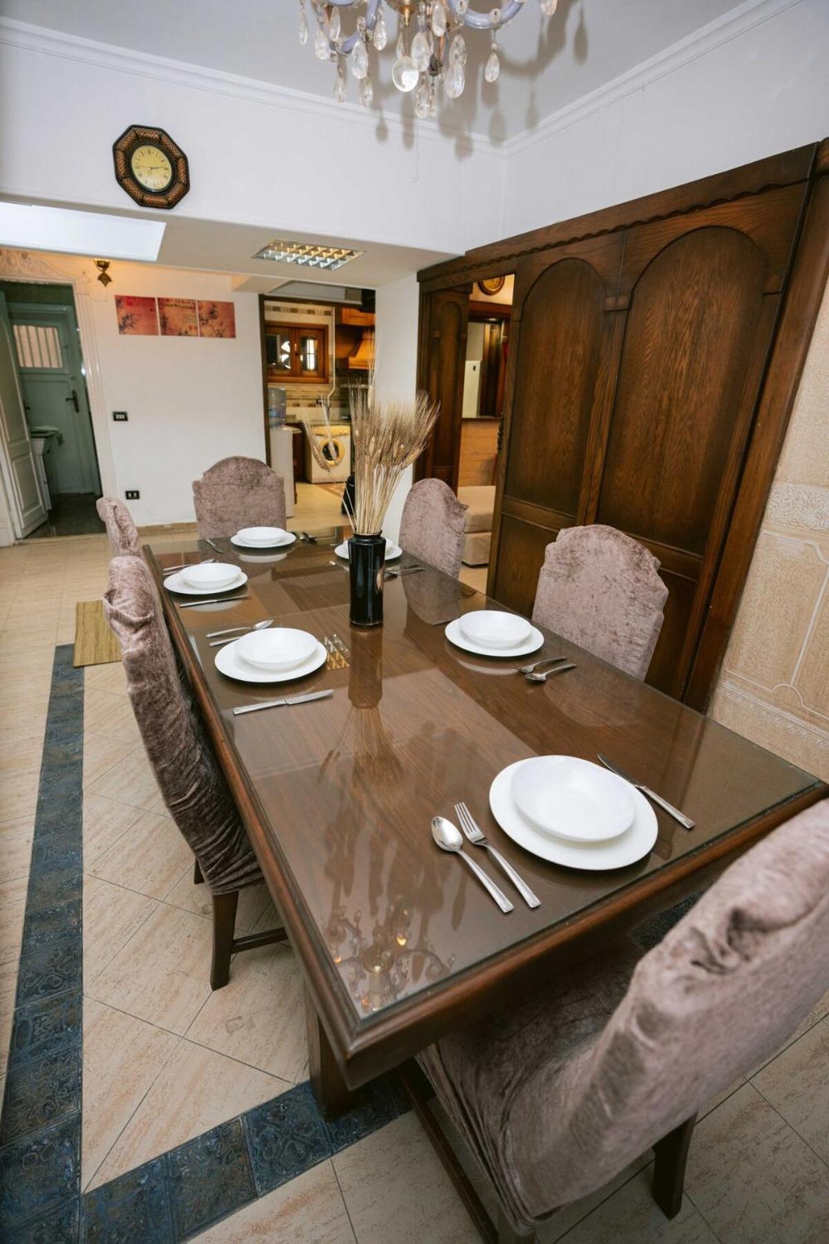 Art-deco Inspired 2bdr 10min From Cai Airport Apartment