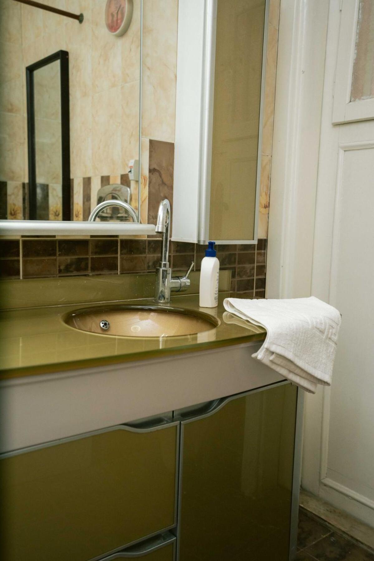 Art-deco Inspired 2bdr 10min From Cai Airport Apartment Cairo
