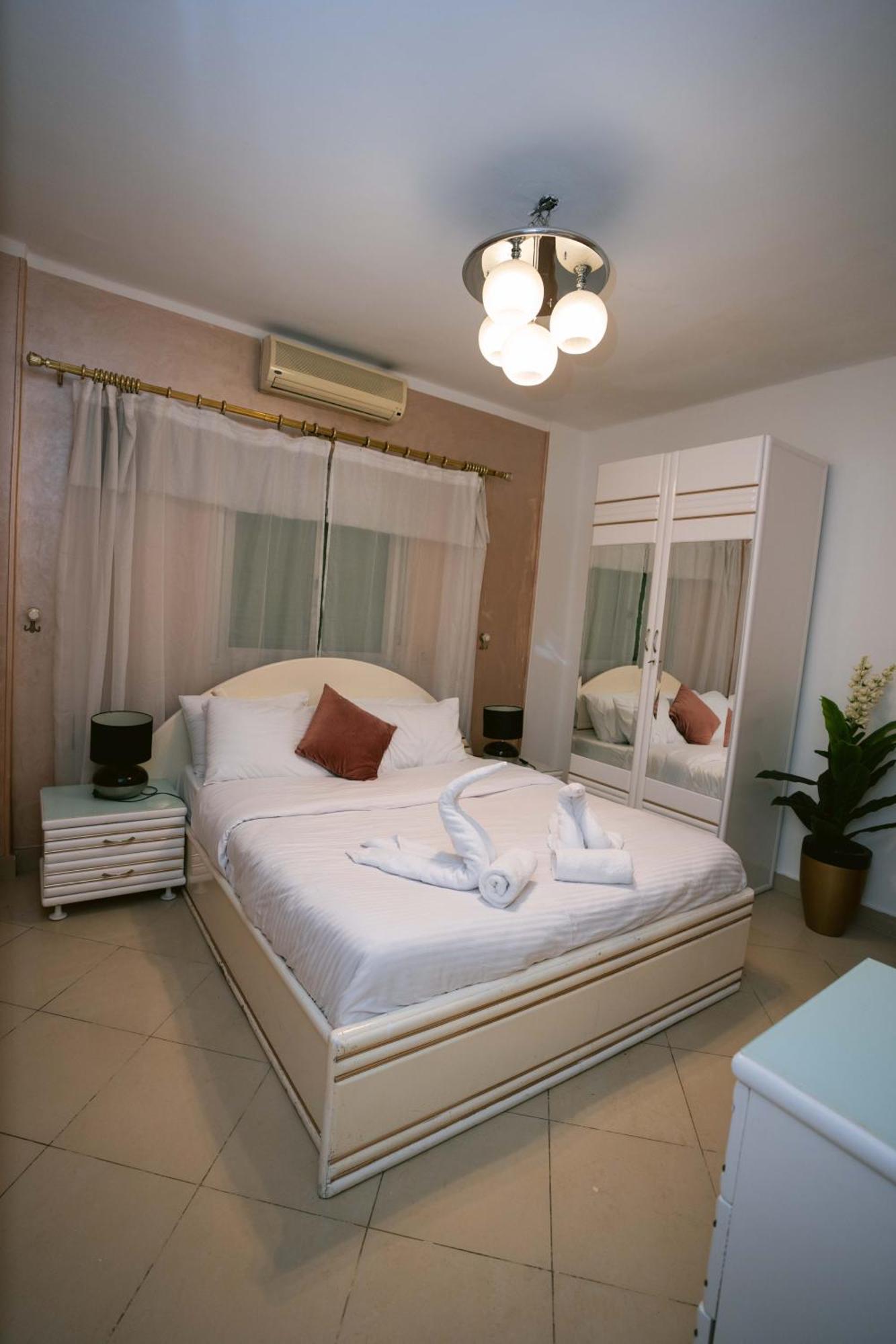 Art-deco Inspired 2bdr 10min From Cai Airport Apartment *