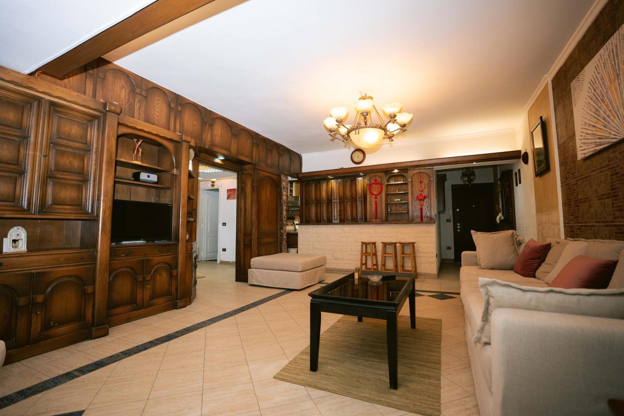 Art-deco Inspired 2bdr 10min From Cai Airport Apartment Cairo